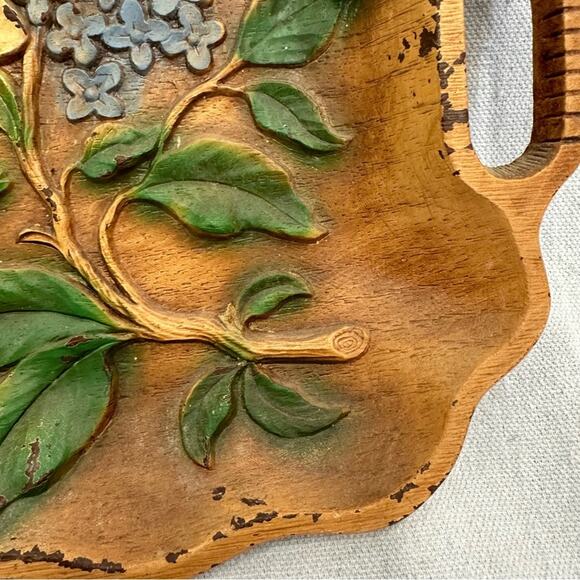 Vintage MCM scalloped wood look serving tray with raised painted floral pattern - Picture 4 of 16